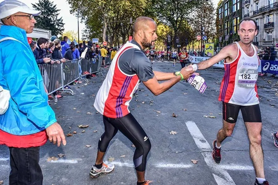 Un passage de relais entre deux équipiers