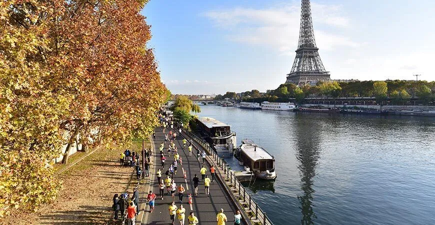 Coureurs sur les quais de Seine