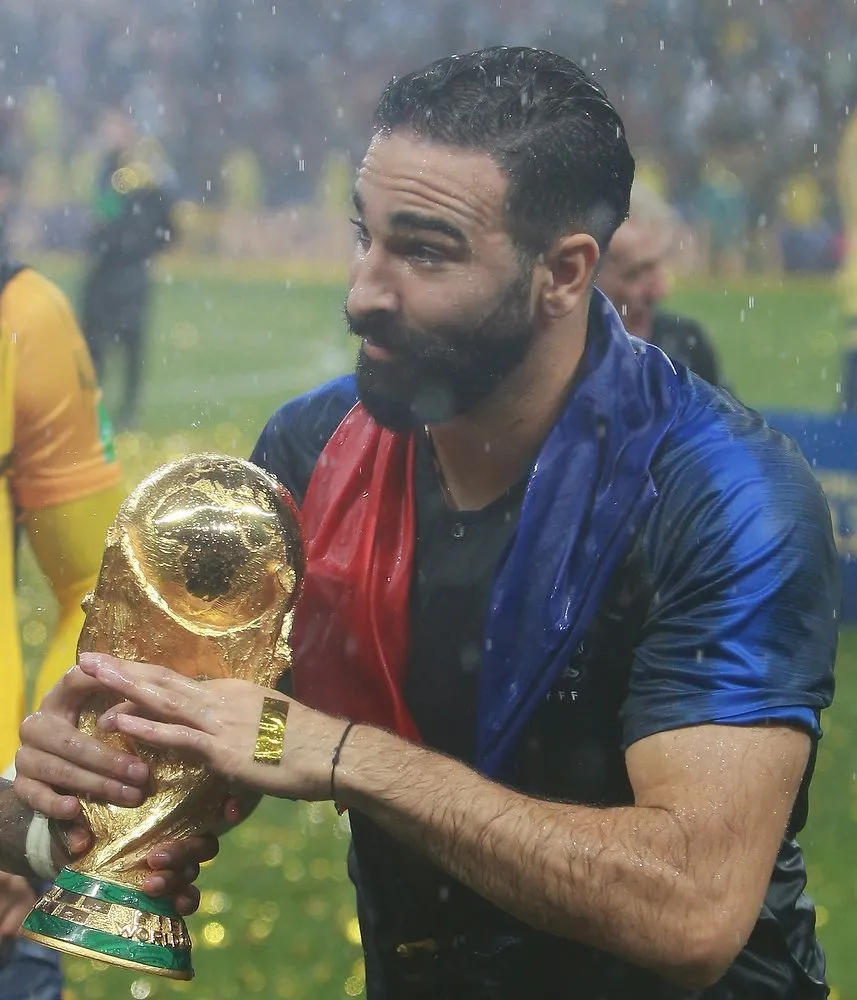 Adil Rami soulevant le trophée de la Coupe du monde