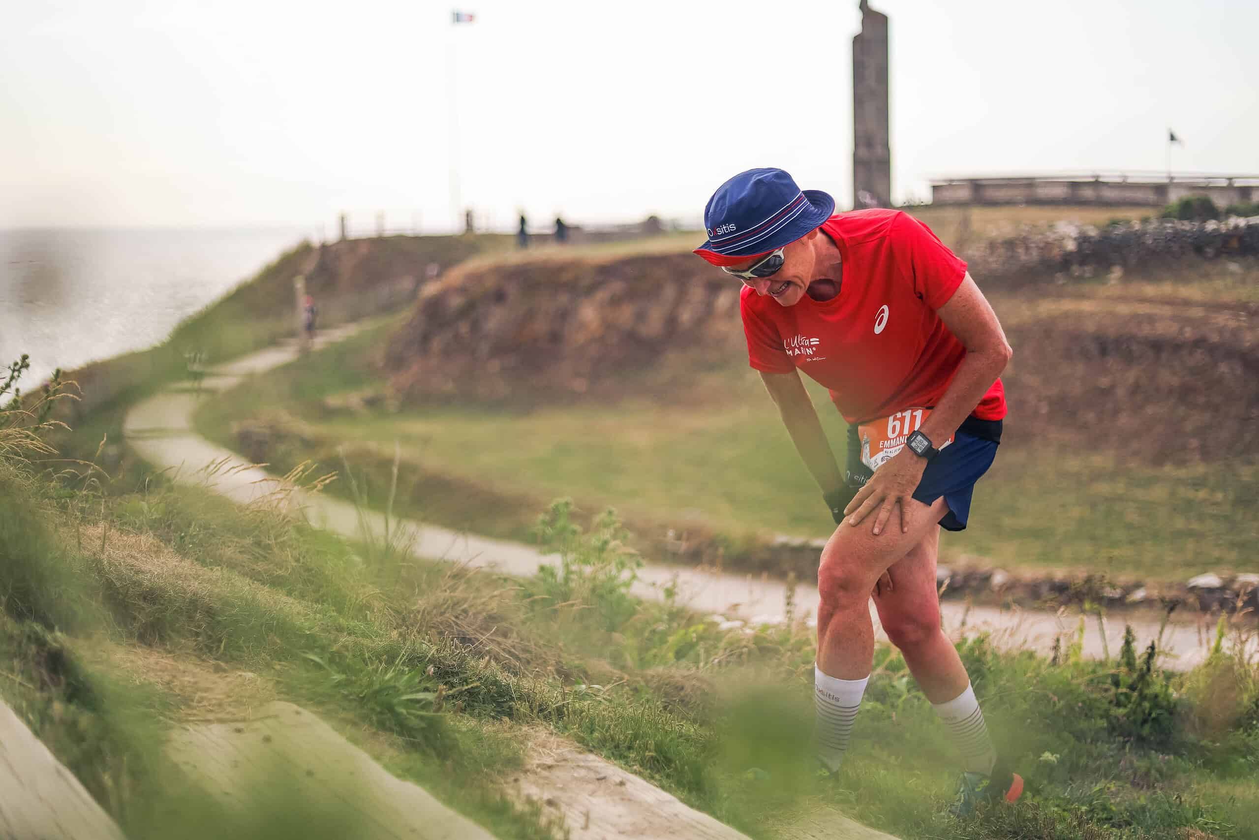 Coureur sur le GR34, au pied du monument de la Pointe Saint-Mathieu
