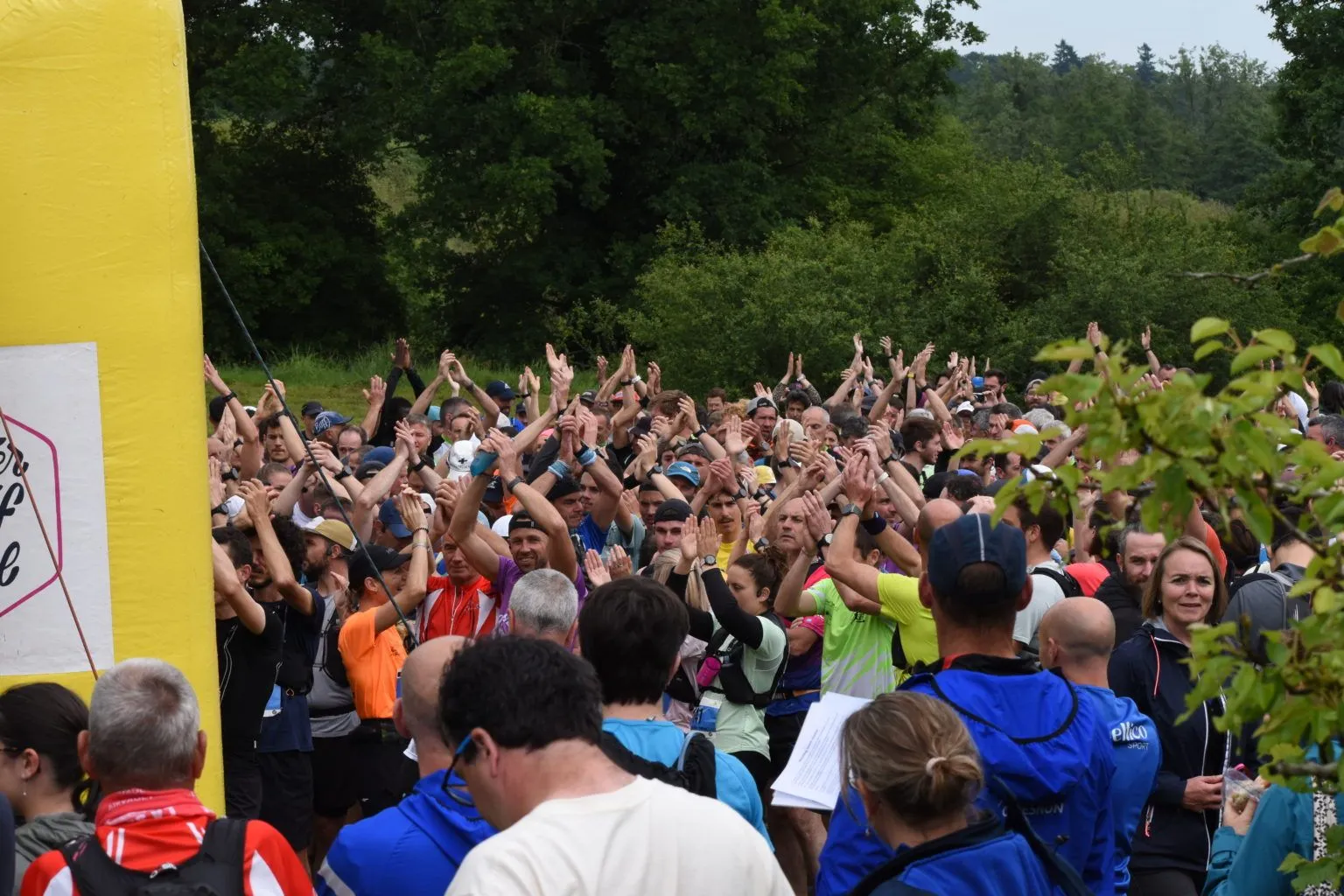 Le grand départ du Trail de la Vallée du Couesnon, à Mézières-sur-Couesnon